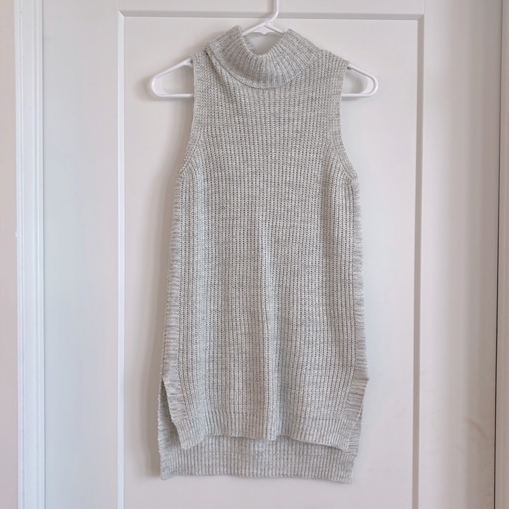 Cloud Chaser - Grey turtleneck, sleeveless sweater